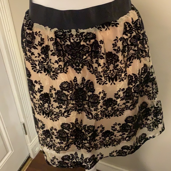 Sheer flowered skirt with lining - Picture 2 of 8